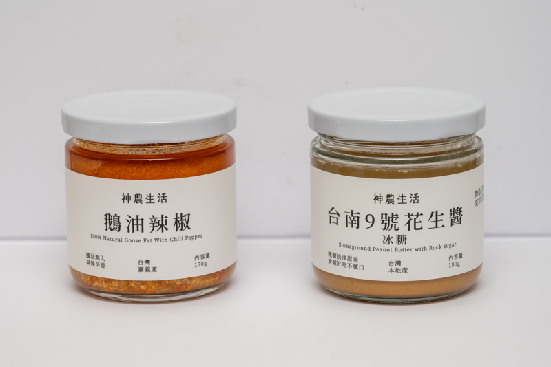 画像左がガチョウ油調味料。日本へ持ち帰りできないけど、これも人気！