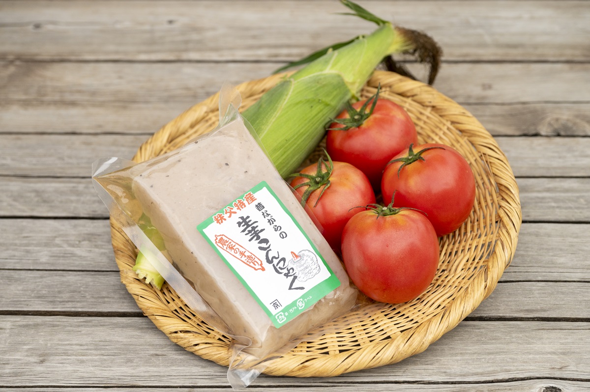 秩父産の生芋で作った手作りこんにゃく、とうもろこしや完熟トマトも見逃せない