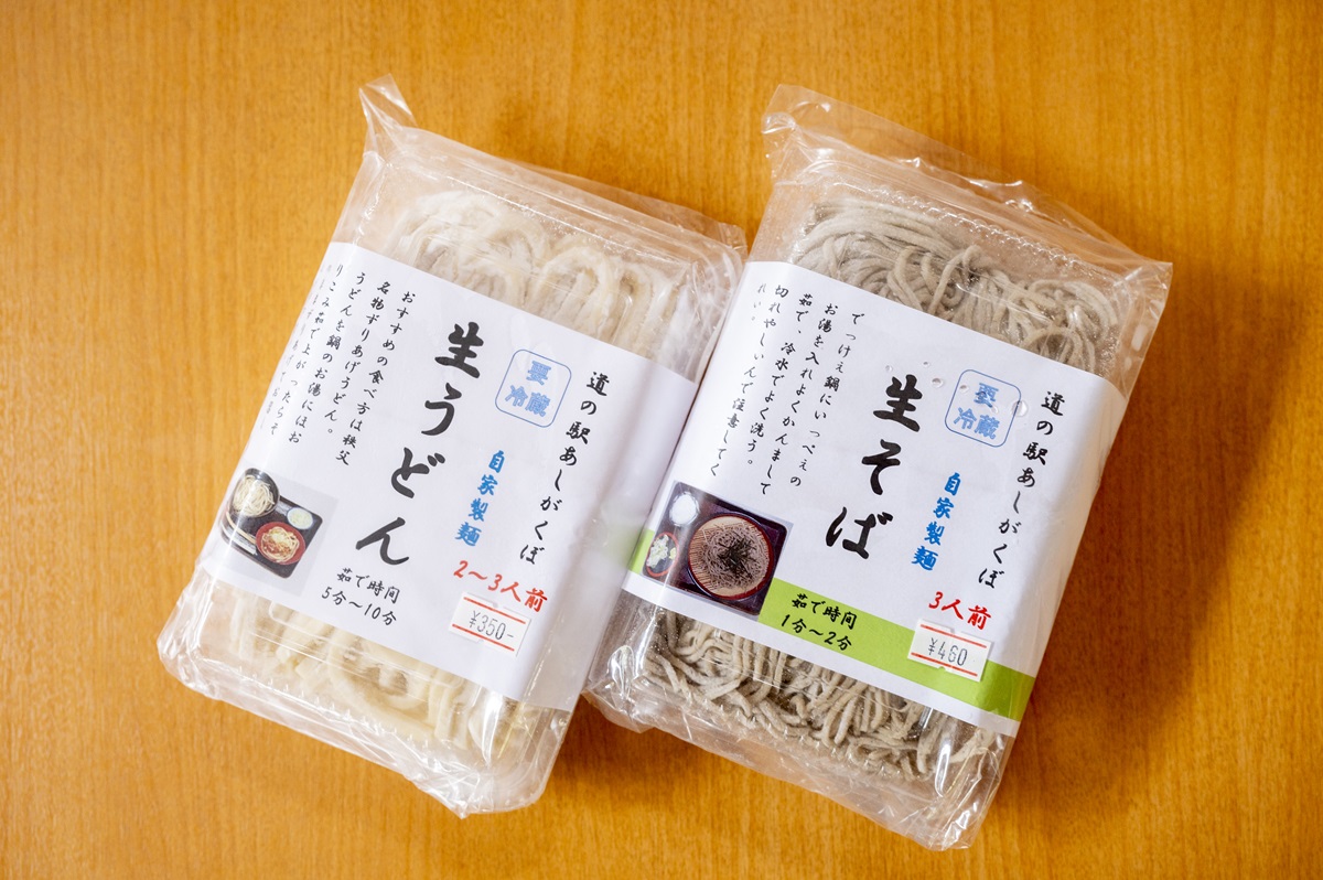 自家製手打ちそば3人前450円。自家製手打ちうどん2～3人前350円