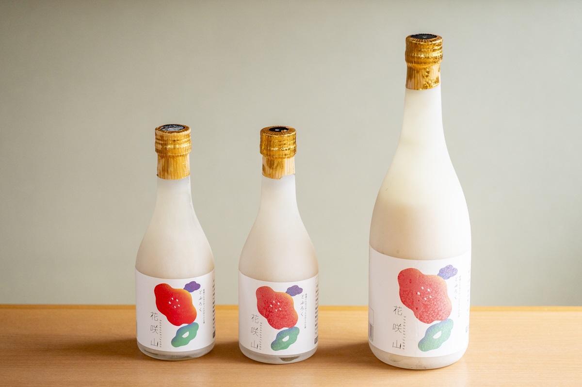 「花咲山醸造所（横瀬そば会）」の手作りどぶろく花咲山20?1800円、300?850円（保冷剤・保冷バック付き）