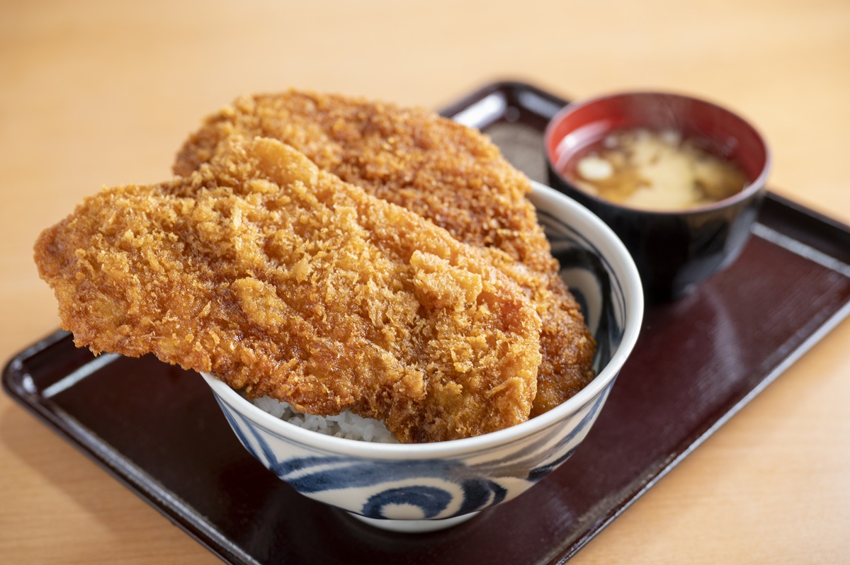 わらじカツ丼（並）980円。大は1180円