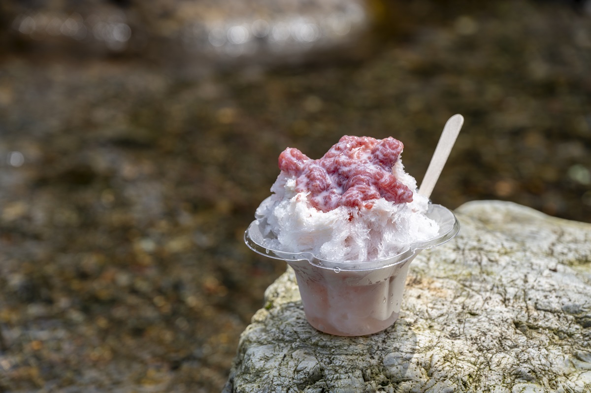 練乳いちごかき氷700円。川辺で味わえば涼感マックス