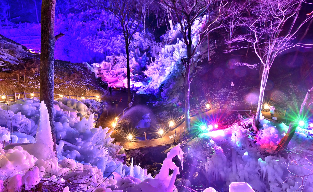 高さ30ｍ　幅200ｍにわたって続くあしがくぼ氷柱