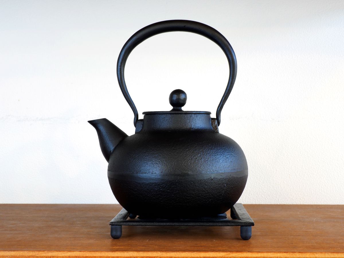 小笠原鋳造所（岩手県奥州市）「鉄ケトル小丸 1リットル」1万8700円、「鍋しき（六ツ丸）」2750円