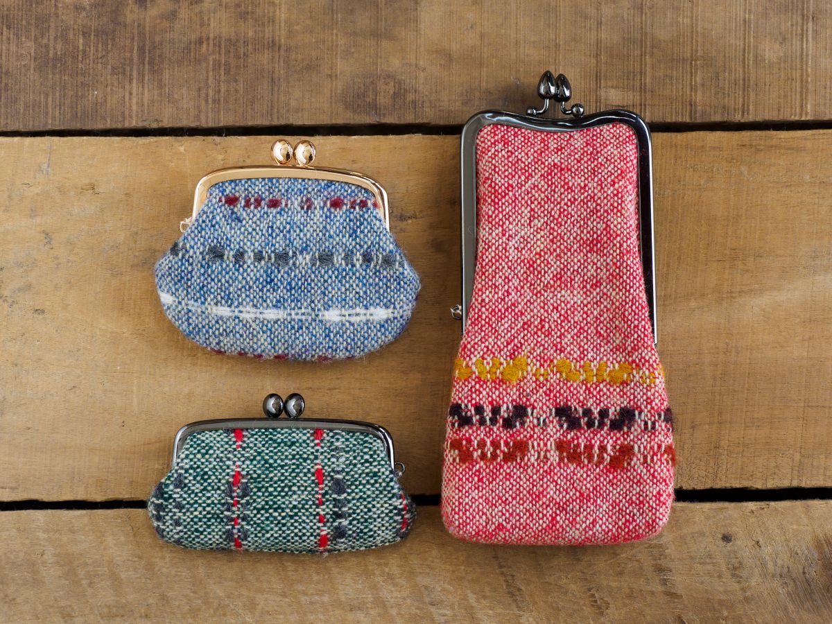 みちのくあかね会（岩手県盛岡市） 左上：「小銭入れ」3300円、左下：「印鑑ケース」3300円、右「メガネケース」5500円