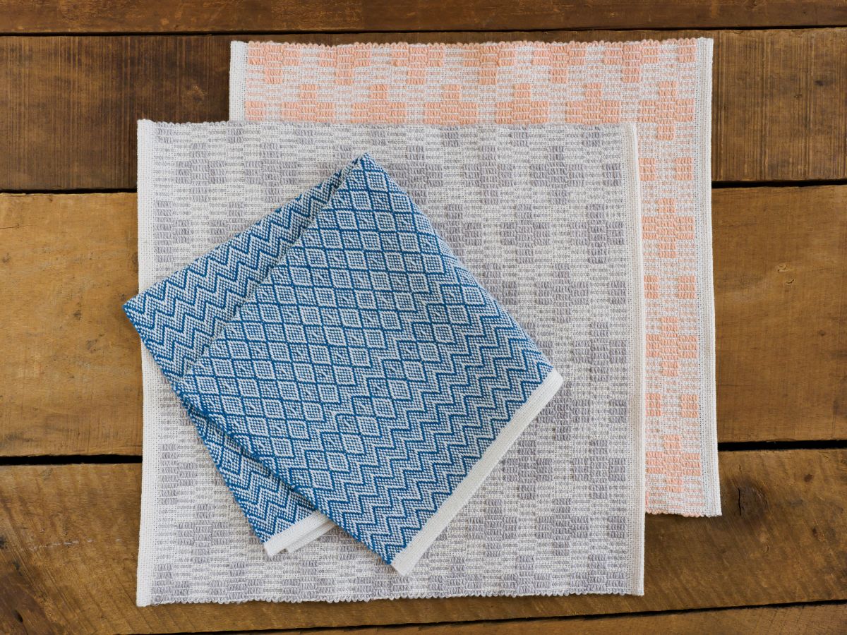 富樫由紀子（岩手県盛岡市）「ハンカチ」青3700円、グレー3600円、橙3600円