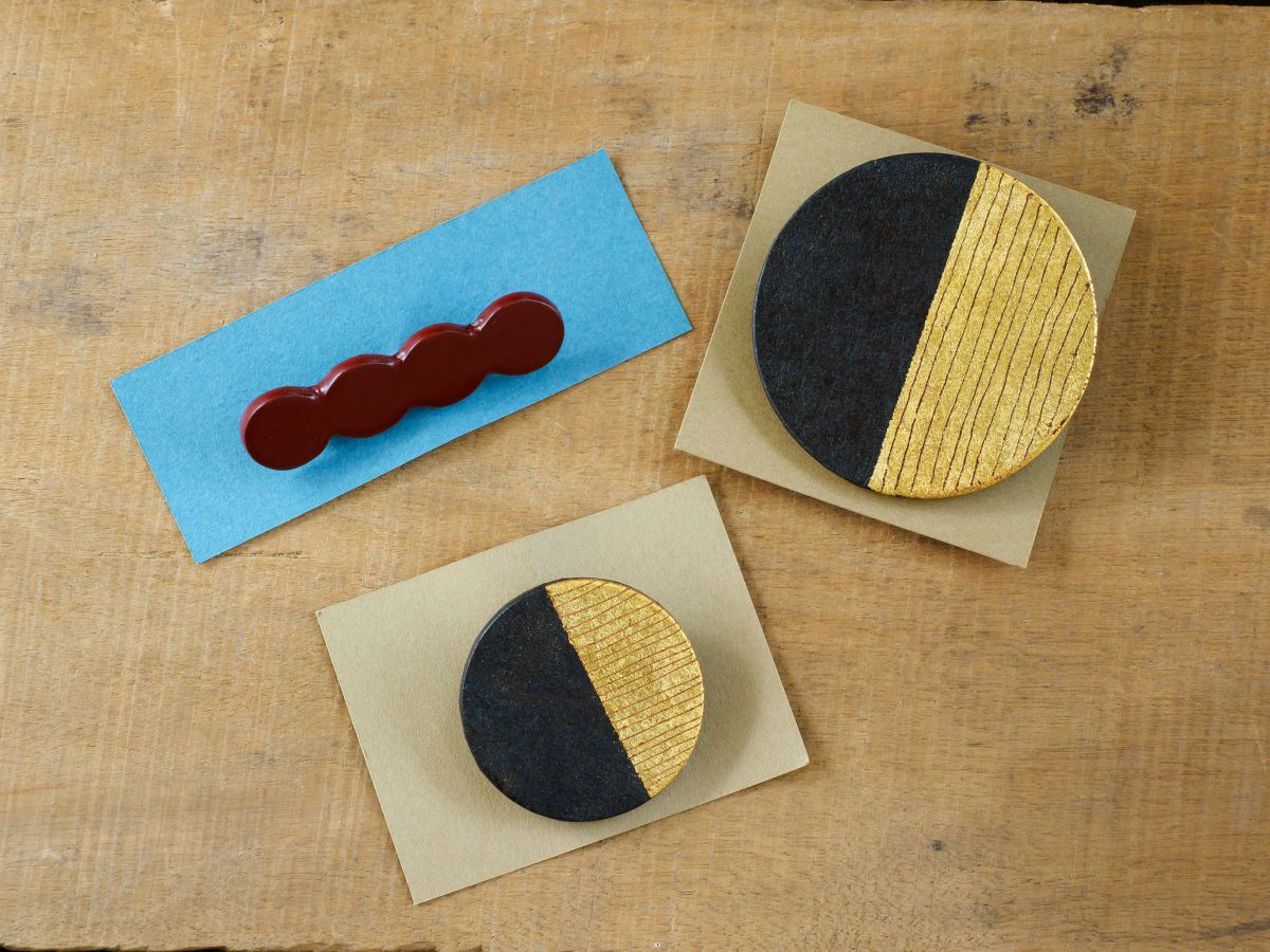 うるしぬりたしろ 田代 淳（岩手県盛岡市）「ブローチ」（左から時計回りに）だんご3520円、金箔大4950円、金箔小4730円