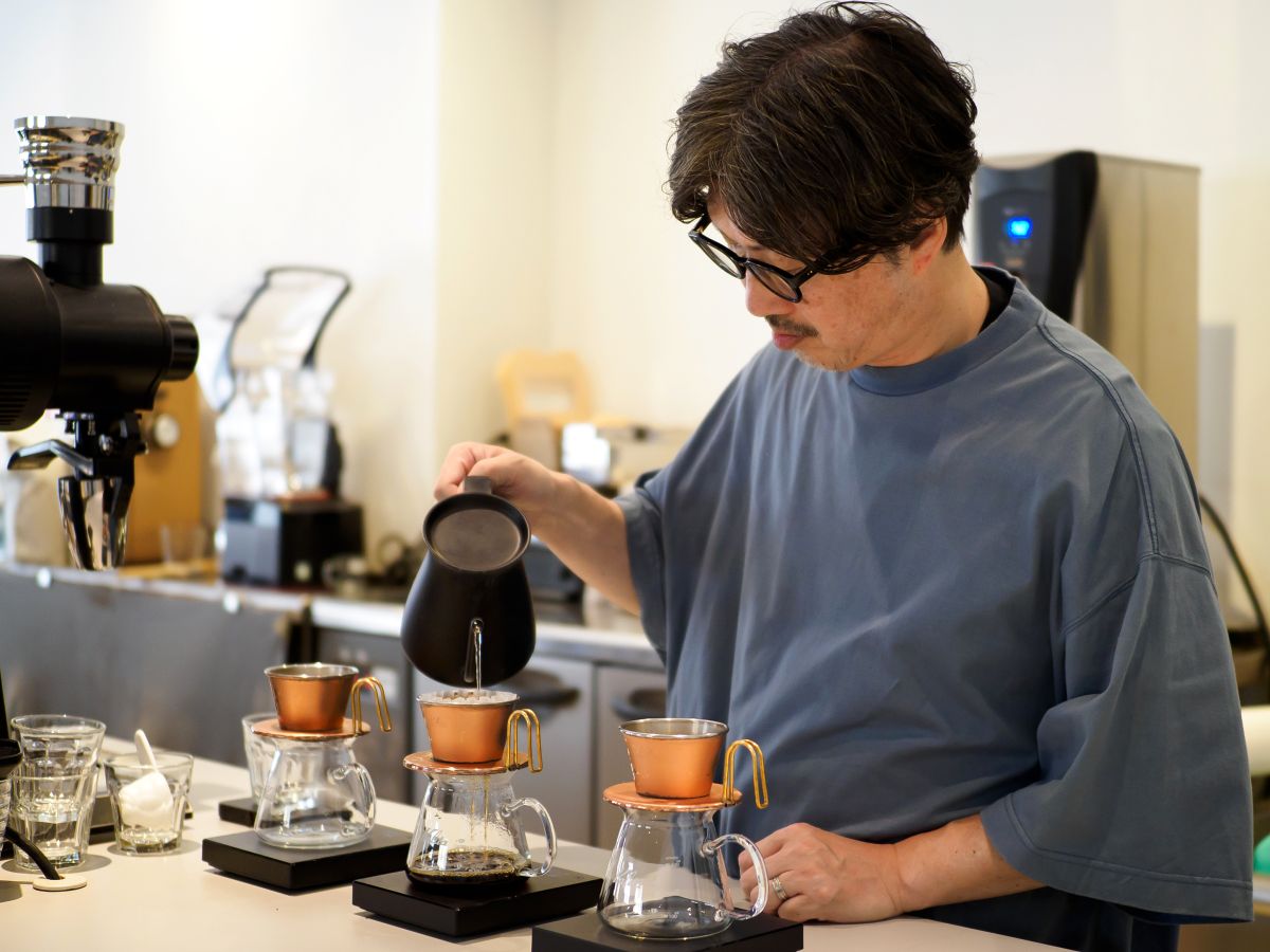 コーヒーを淹れる長澤さん