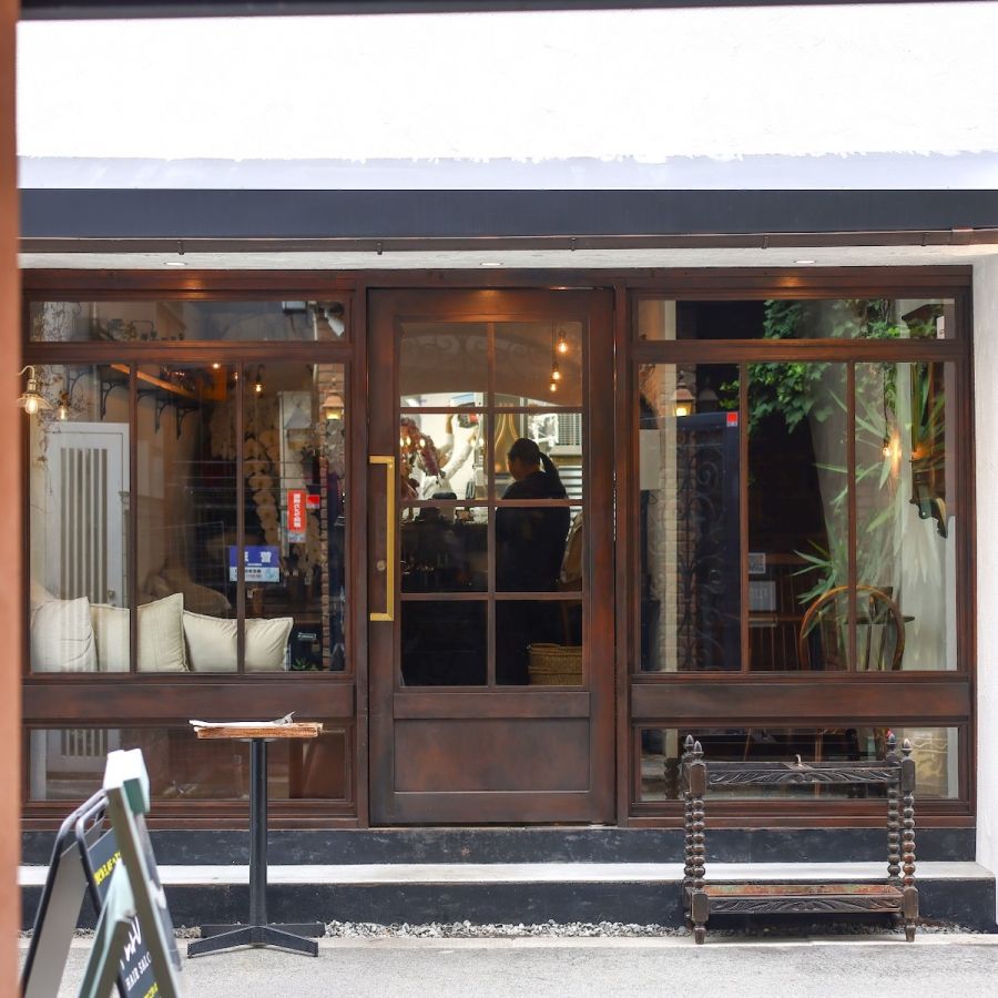 路地裏に突如現れるアンティーク調の外観