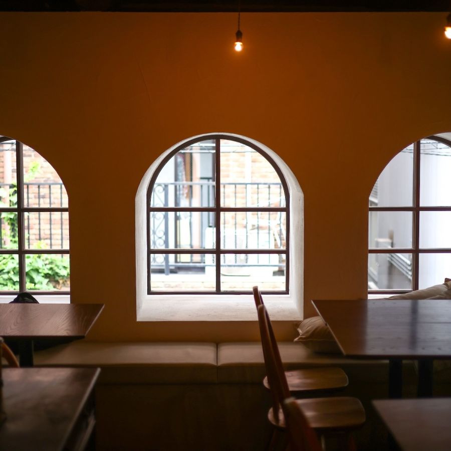 ここならではの形をした2階席の愛らしい出窓は必見です