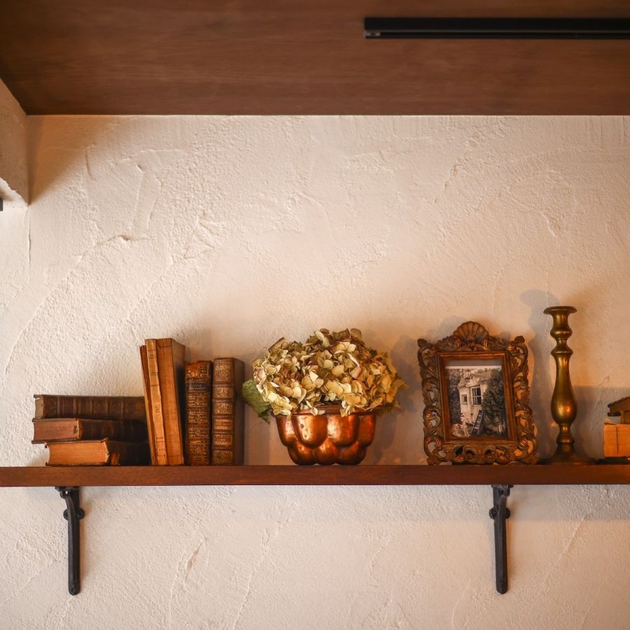 オーナーが実際にヨーロッパ各地で集めたというアイテムの数々が光る店内