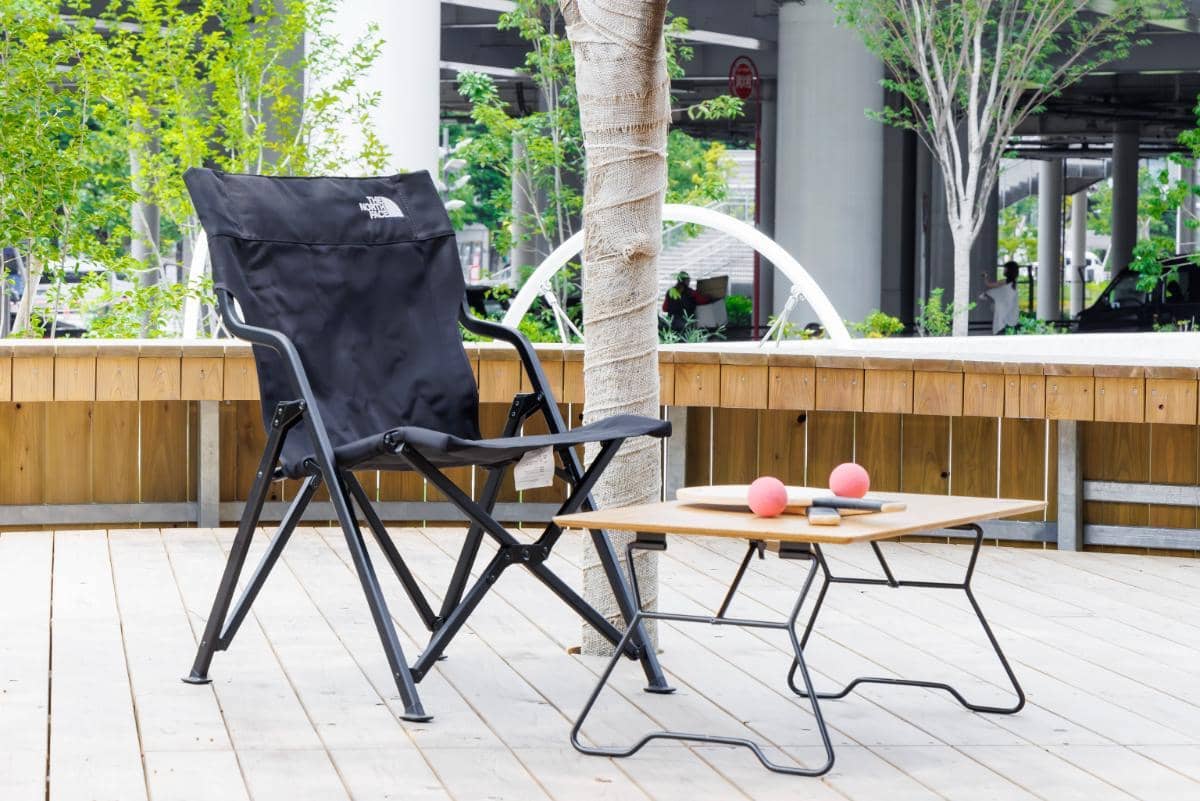 ザ・ノース・フェイス「TNF Camp Chair Slim」「TNF Camp Table Slim」レンタル2時間各550円、1日各1100円、ゴム製のボールでラリーする「NOTOHIBA/FRESCOBALL RACKET」レンタル2時間330円、1日660円