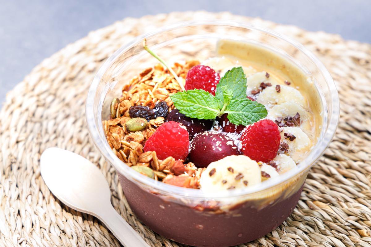 「TREE アサイーボウル」1870円。トッピングのグラノーラやヘーゼルナッツバター、ヴィーガン仕様のはちみつ風シロップは自家製