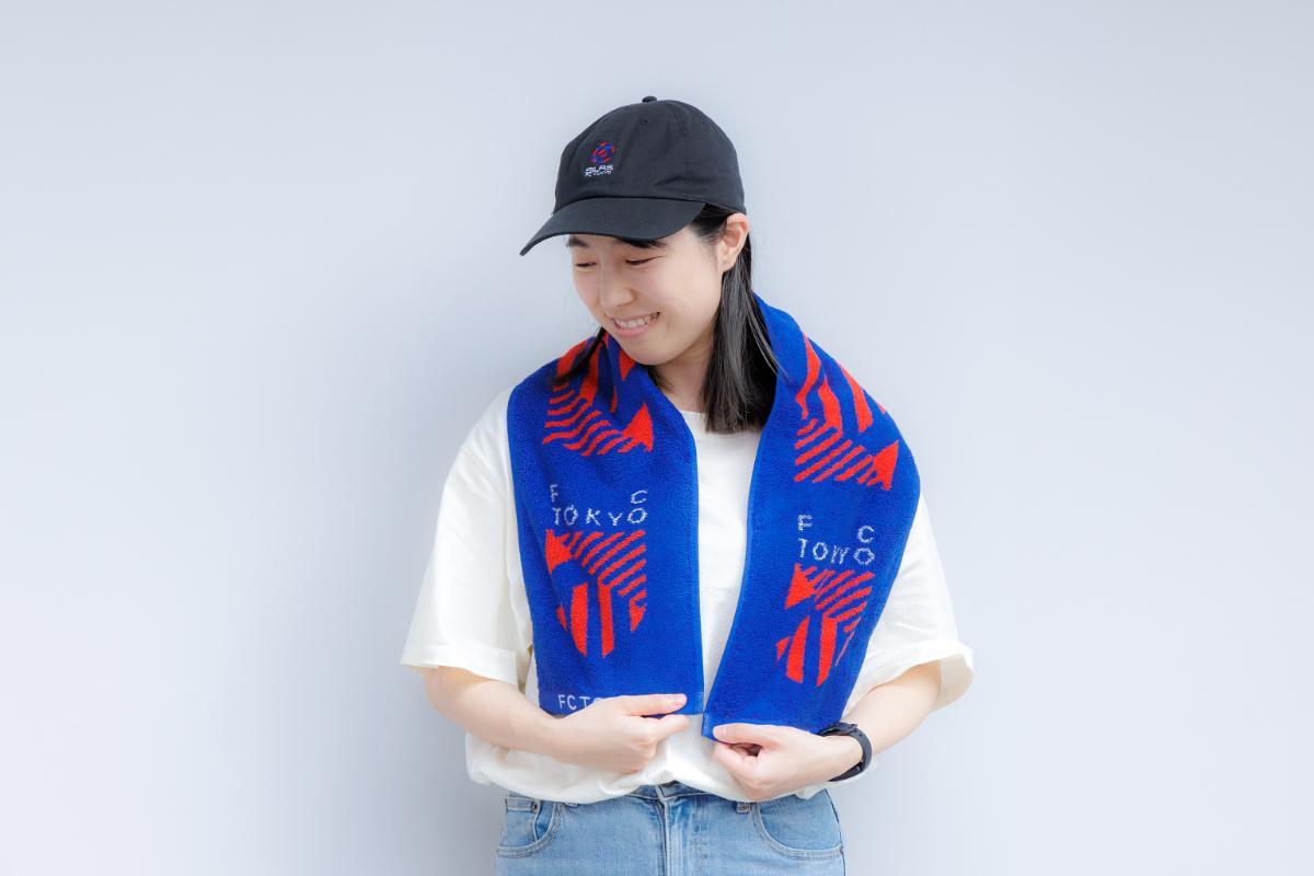 FC東京「タオルマフラー TOKYO STRIPES」2200円、「SILASコラボ第2弾 キャップ」5500円