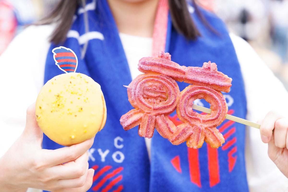 左/FC東京特設グルメ売店「ひんやり東京ドローナッツ」400円、右/FC TOKYO OFFICIAL SWEETS SHOP「FC東京チュロス」700円