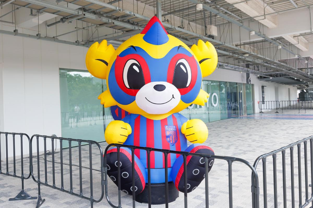 場外エリアのフォトスポット、FC東京のチームマスコット「東京ドロンパ」のエアバルーン