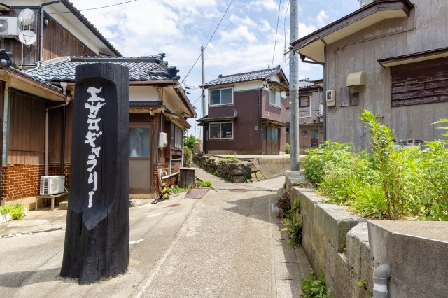 雄島駐車場の手前のカーブ付近にある細い坂道を上っていきます。工芸ギャラリーの看板を越えてすぐの分岐を左に進むと、美術館が見えてきます