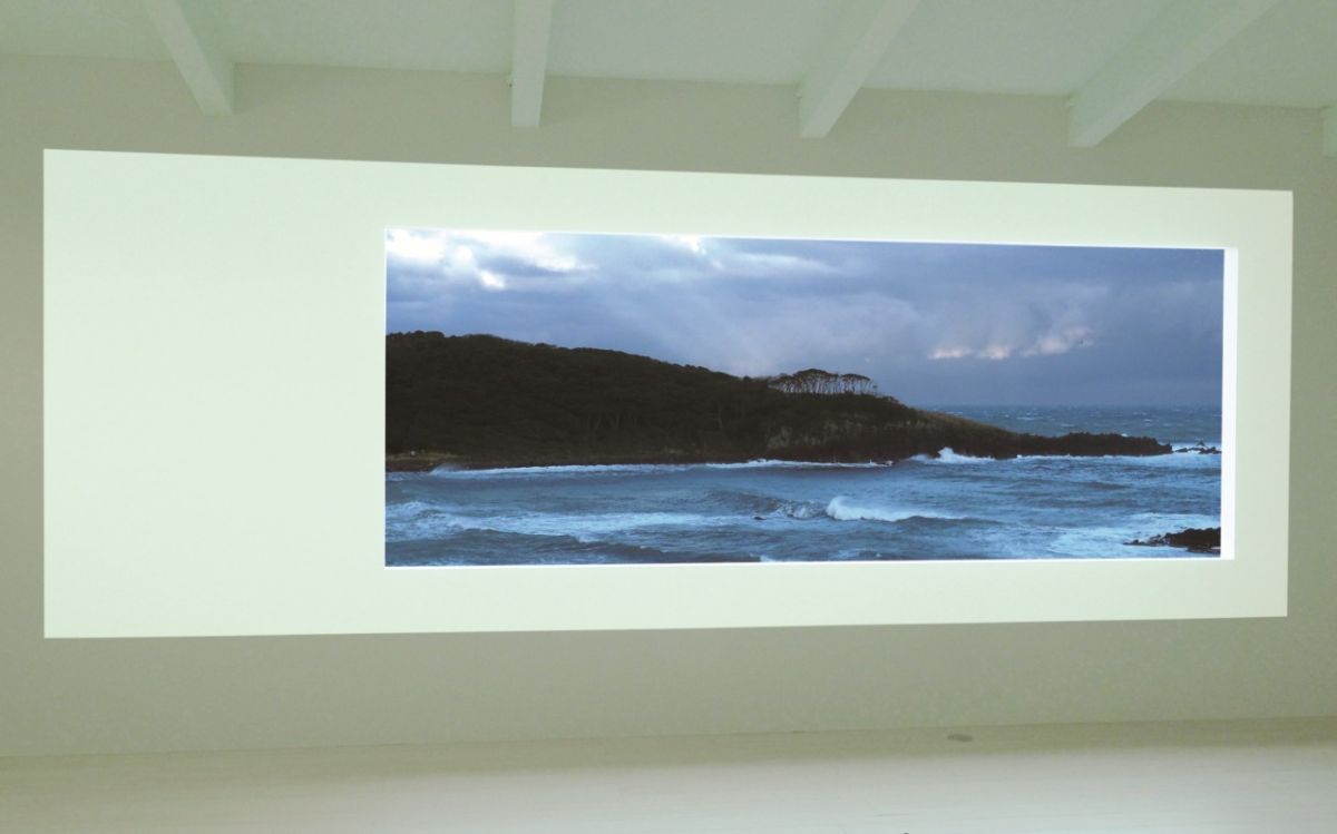 雨や風の日には、荒波に耐える雄島が見られます。室内のモニターでも朝日を浴びる雄島や幻想的な靄に包まれた雄島など、さまざまな姿が鑑賞できます