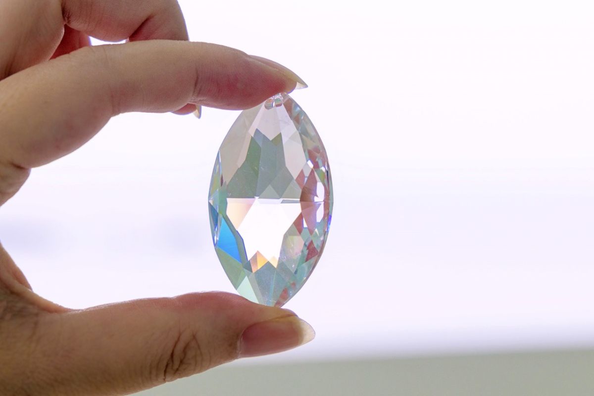 テーブルに置かれた一粒のクリスタルを光に反射させて、自分も光の演出に加わることができます