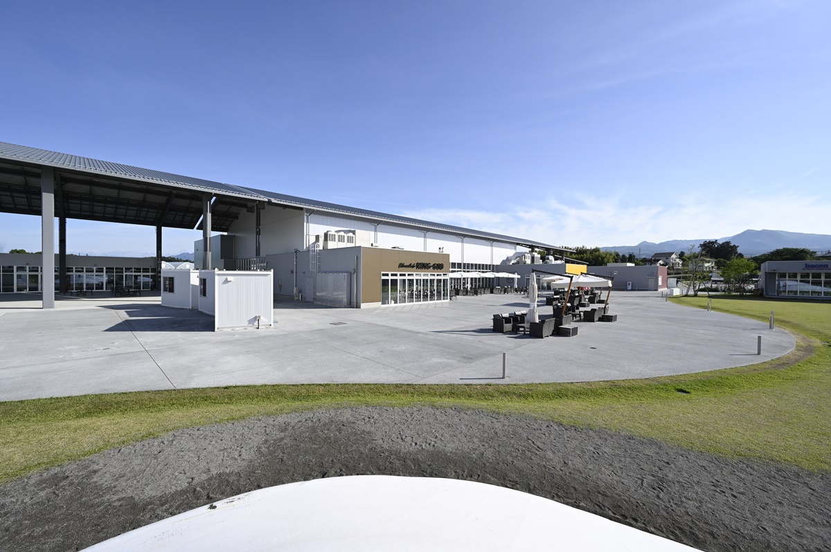 充実した施設のほか広大な芝生広場も魅力