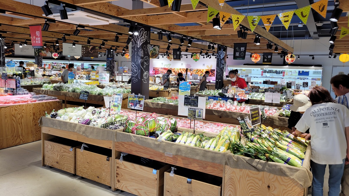 夏野菜が一杯の7月の店内。糖度の高いとうもろこしが大人気