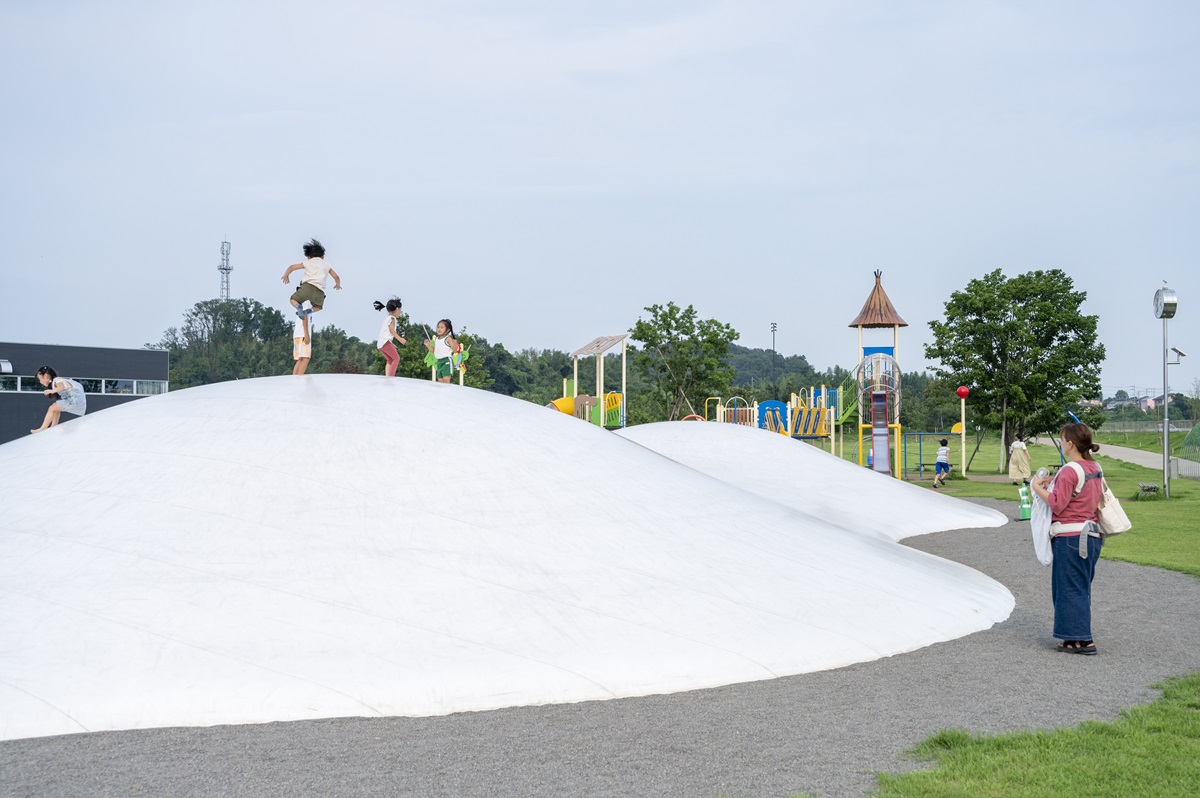 ぴょんぴょん飛び跳ねられるふわふわドームが人気の芝生広場