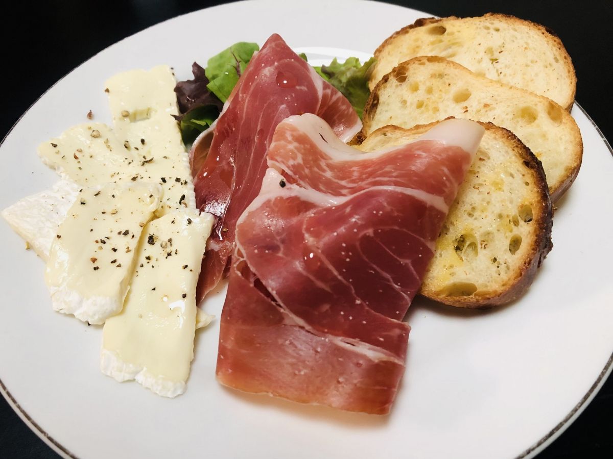 「生ハム&カマンベールチーズ盛り合わせ」