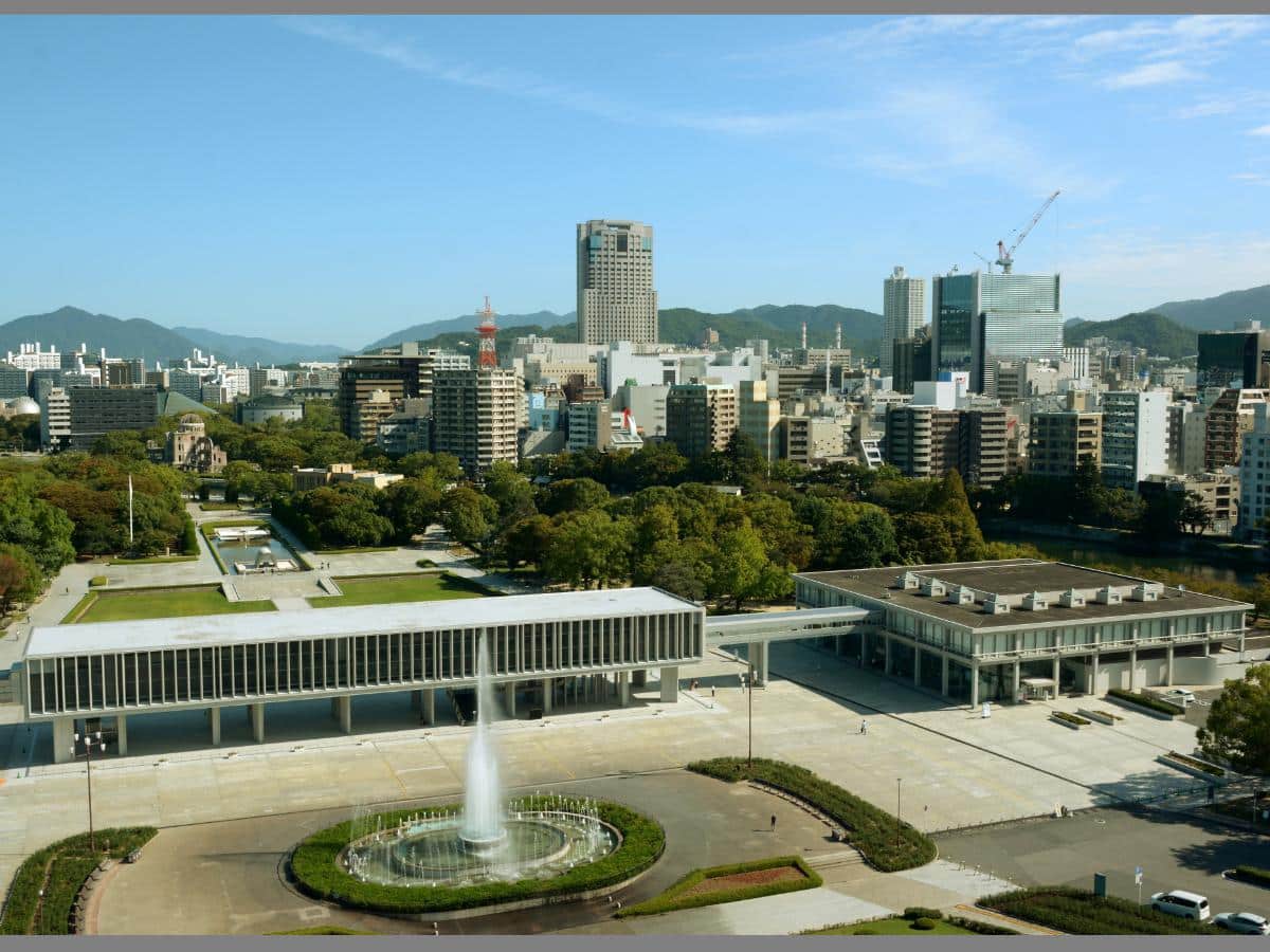 写真右が資料館東館、左が資料館本館／広島平和記念資料館提供