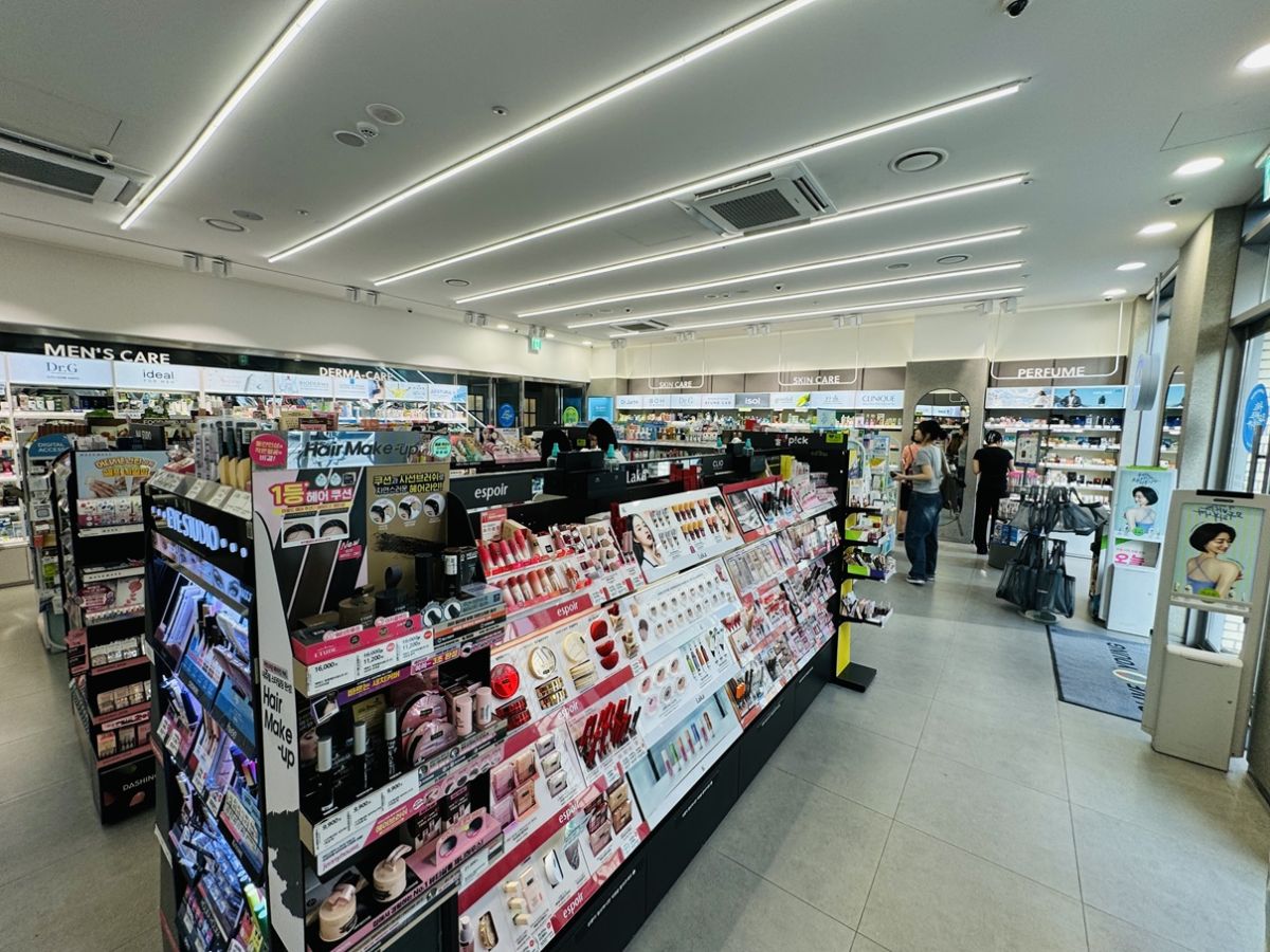 店内は広々、コンビニような感じです。