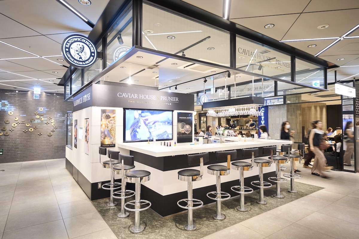 モノトーンでスタリッシュなカウンターバー