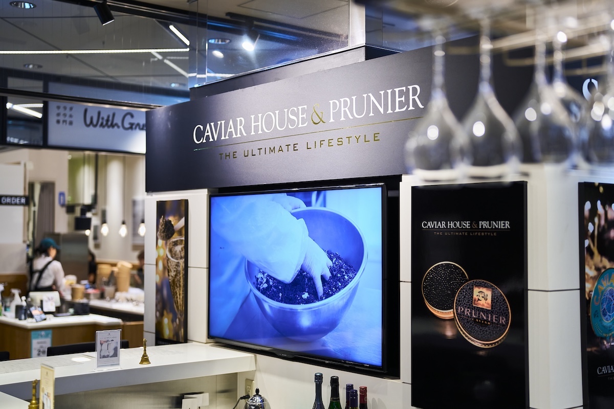 フランス・ボルドー近郊にある「プルニエ」の自社養殖場での製造工程などが大型モニターに映し出される