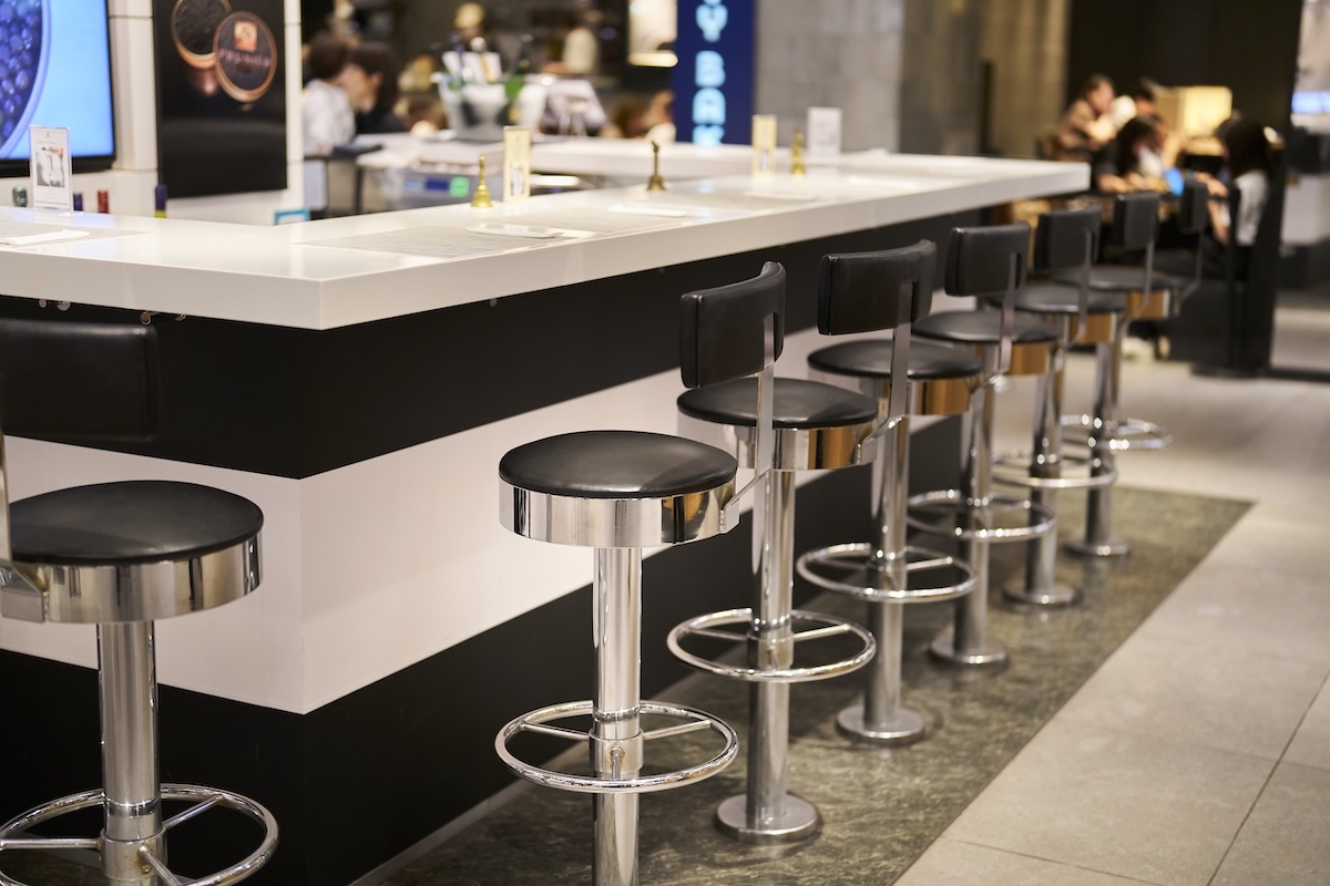 カウンターの下にバッグを引っ掛けるフックがあり便利