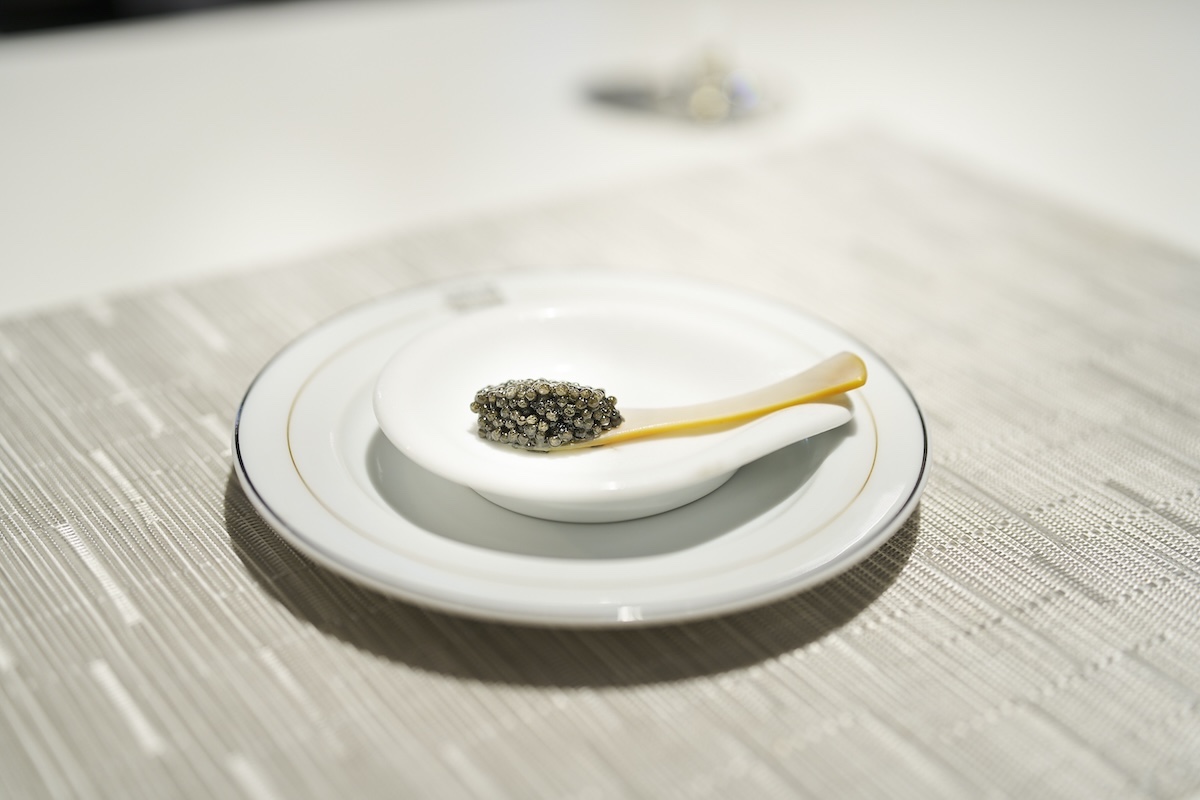 キャビアが黒ではなく淡いグレーであることを、ひとりでじっくり観察して初めて知った