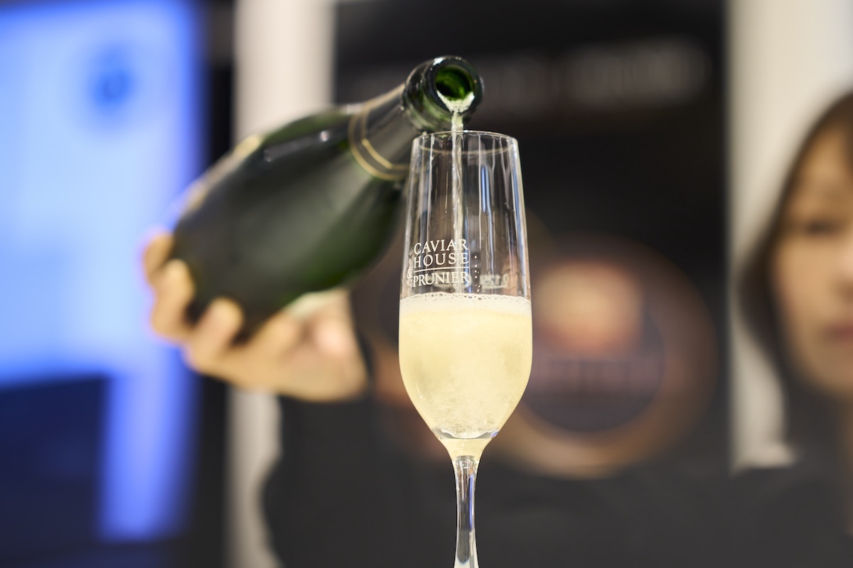 「ハウスシャンパーニュ・ブリュット」グラス1705円、375ml 3060円、750ml 9680円