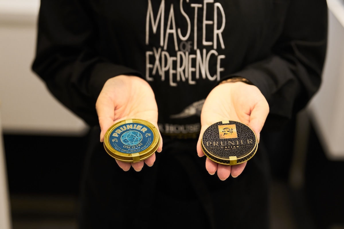 スタッフエプロンに書かれた「MASTER of EXPERIENCE」の文字。「プルニエ」は食の“体験”を大切にしている