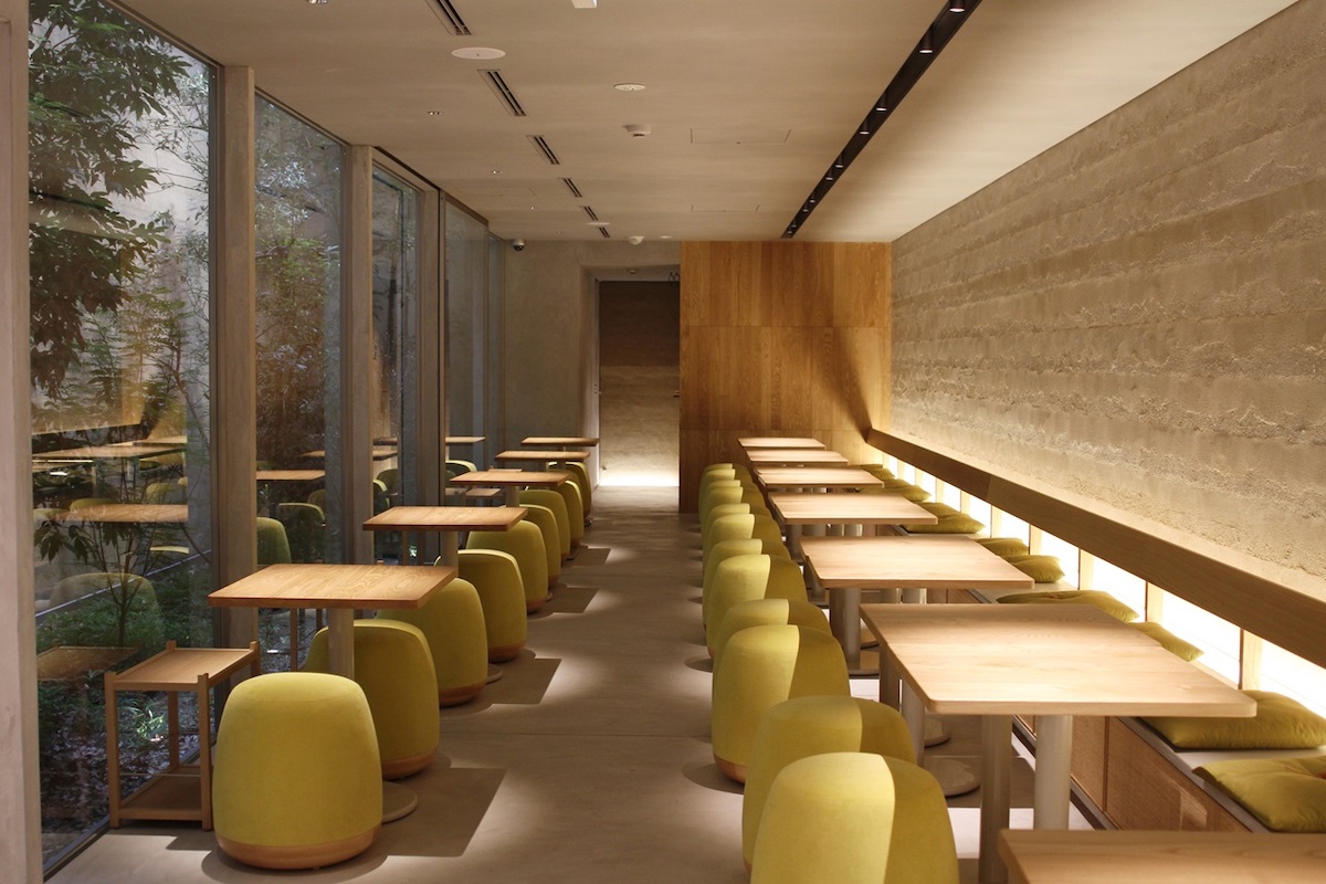 大きな窓からは中庭が見える