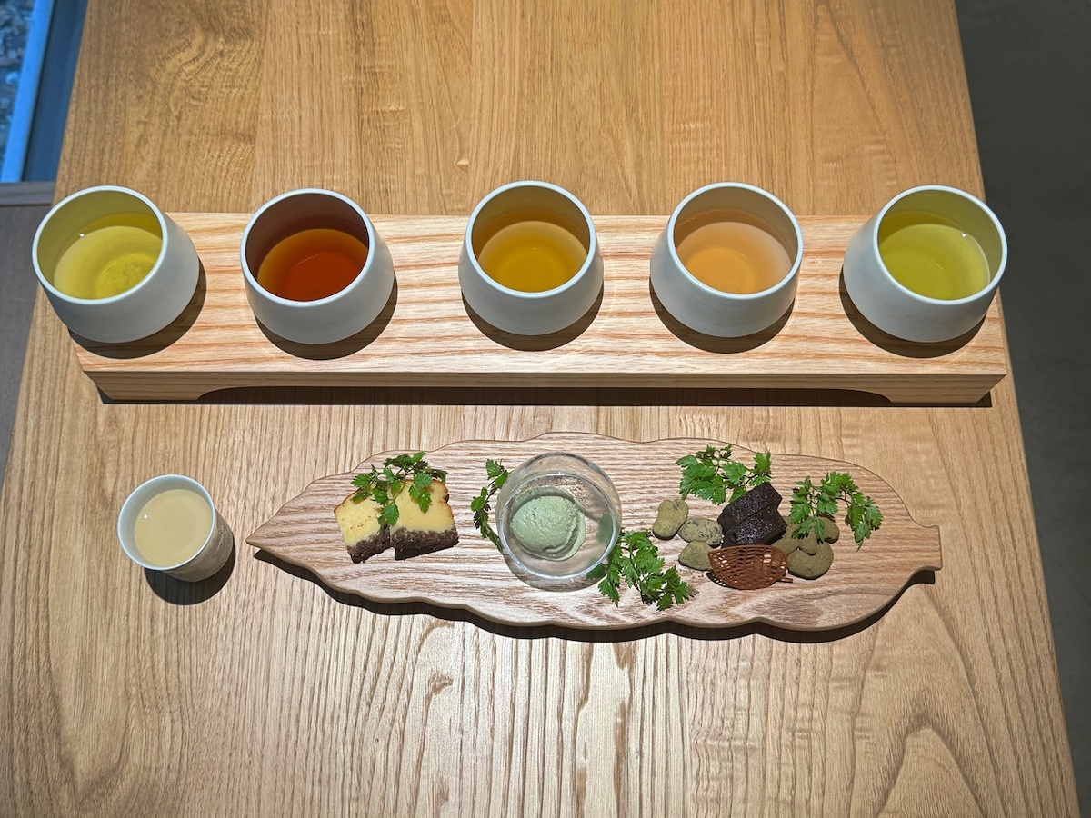 奥が健康茶、手前にスイーツが並ぶ