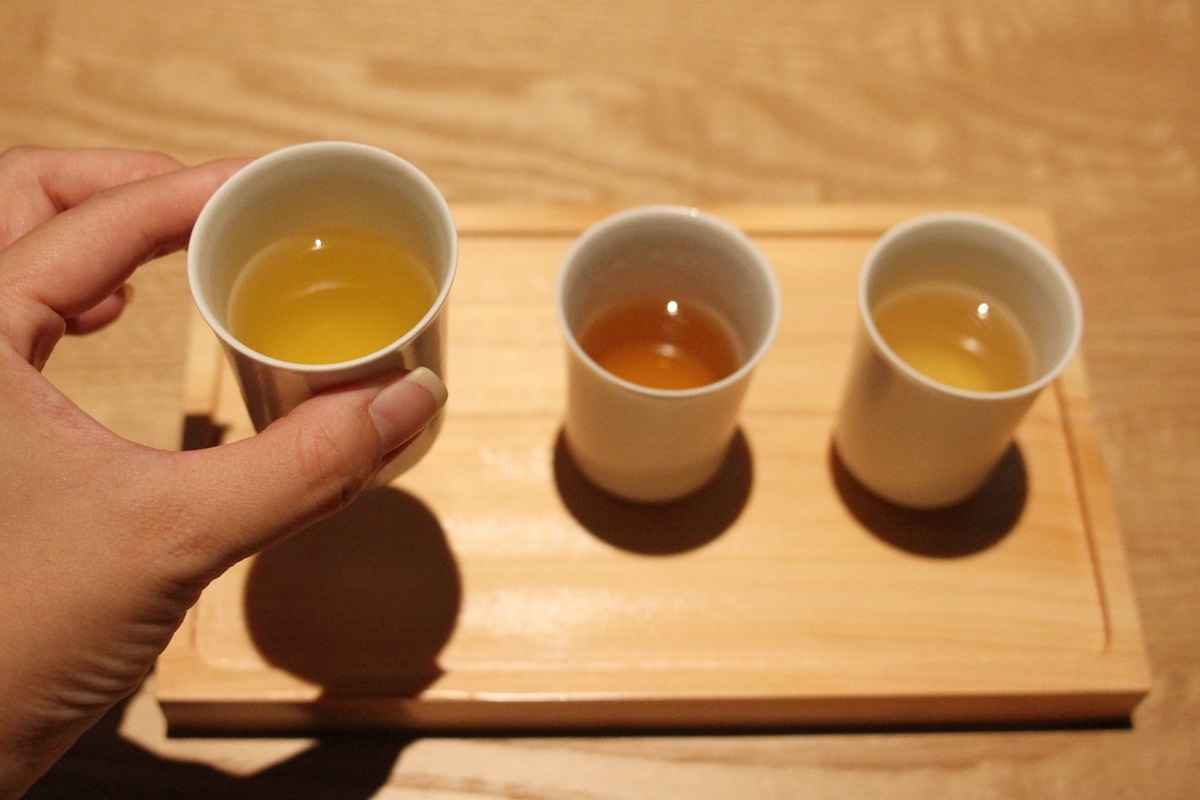 右から、「とうもろこし茶」「ごぼう茶」「生姜緑茶」