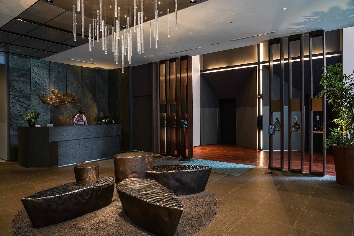 ベンチにもなるアート「水光の椅子」（中林丈治氏）