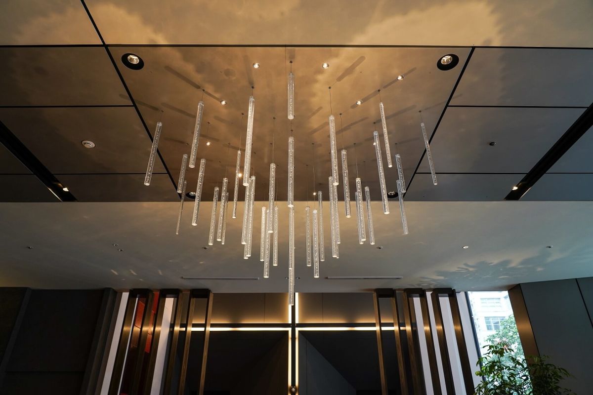 天井から下がるアート「水の調べ」（竹中工務店）