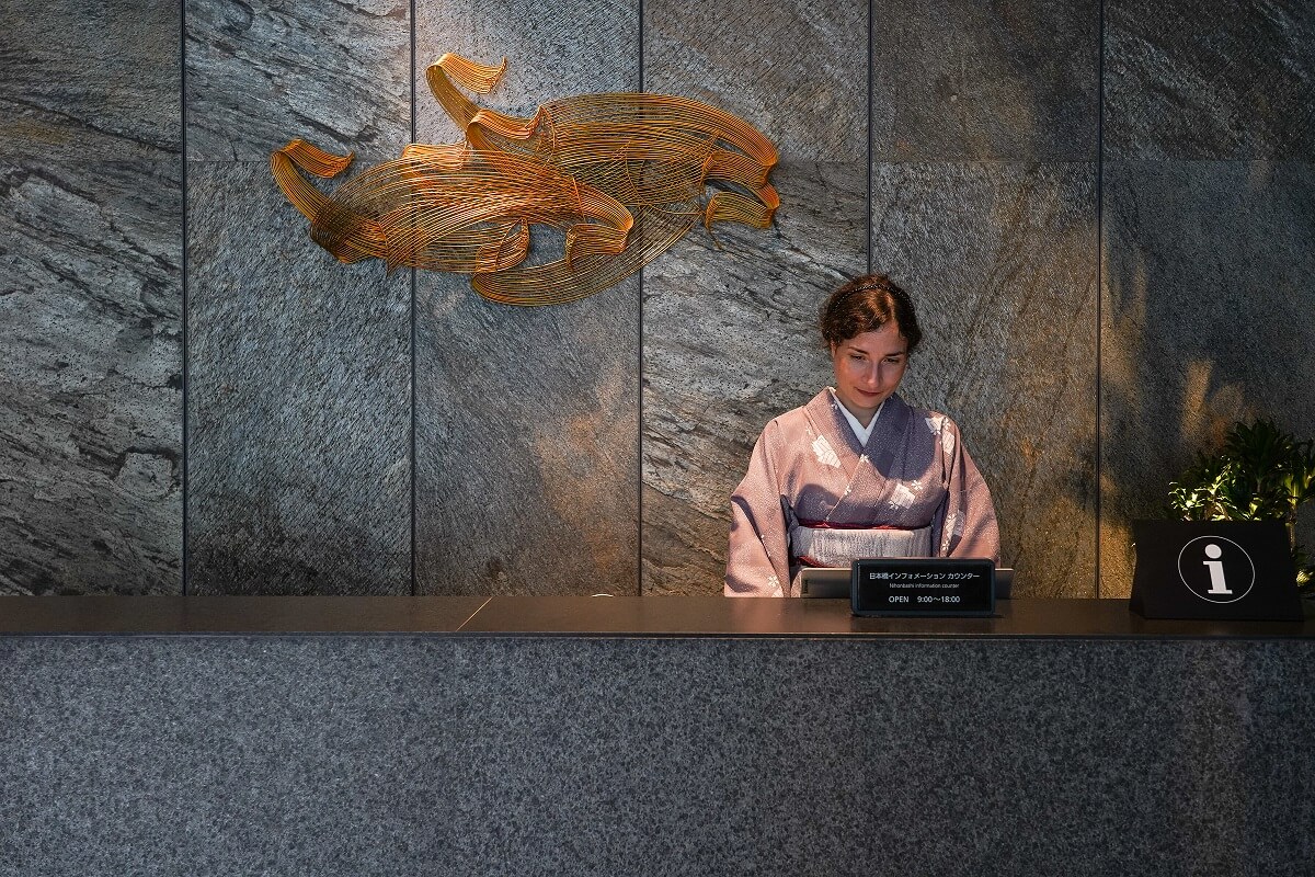 カウンターの背面には江戸小紋の着物にある水のデザインを表現した波のレリーフ「Ryumon」（中林丈治氏）