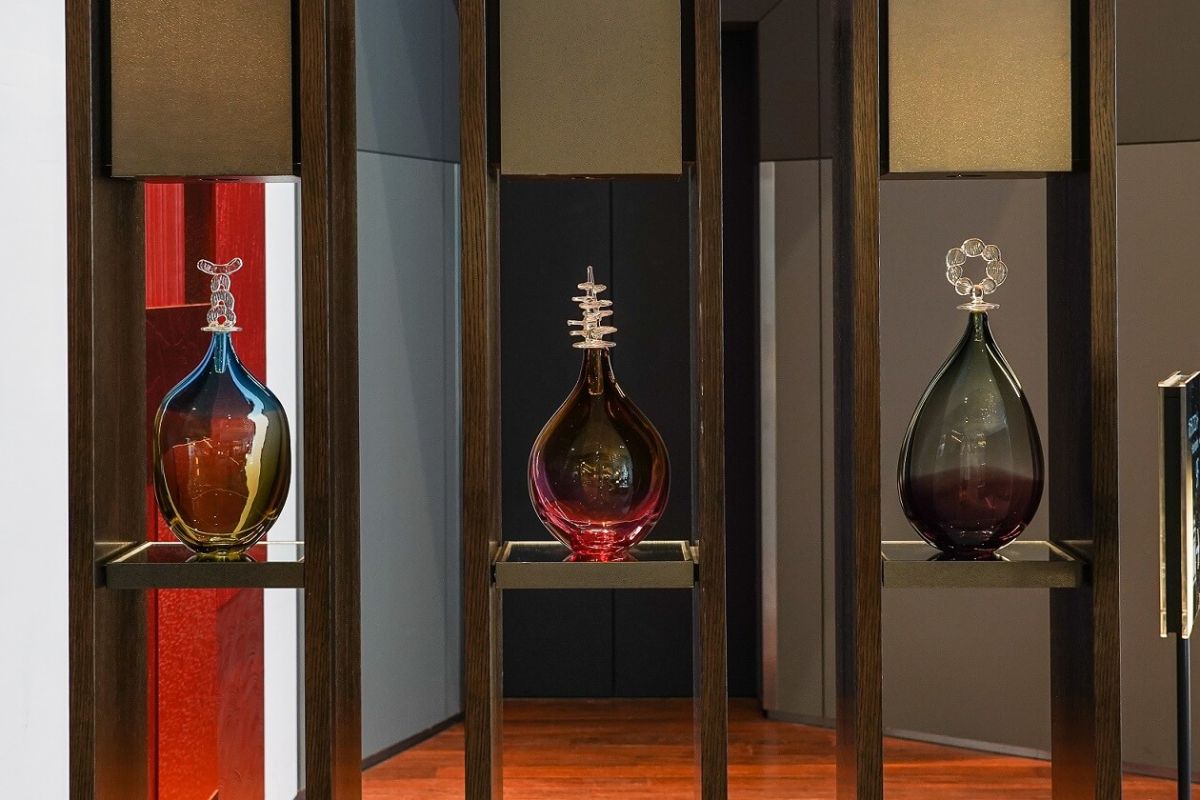 雨水を入れる壺をイメージしたアート「Colorful shapes」（今村知佐氏）