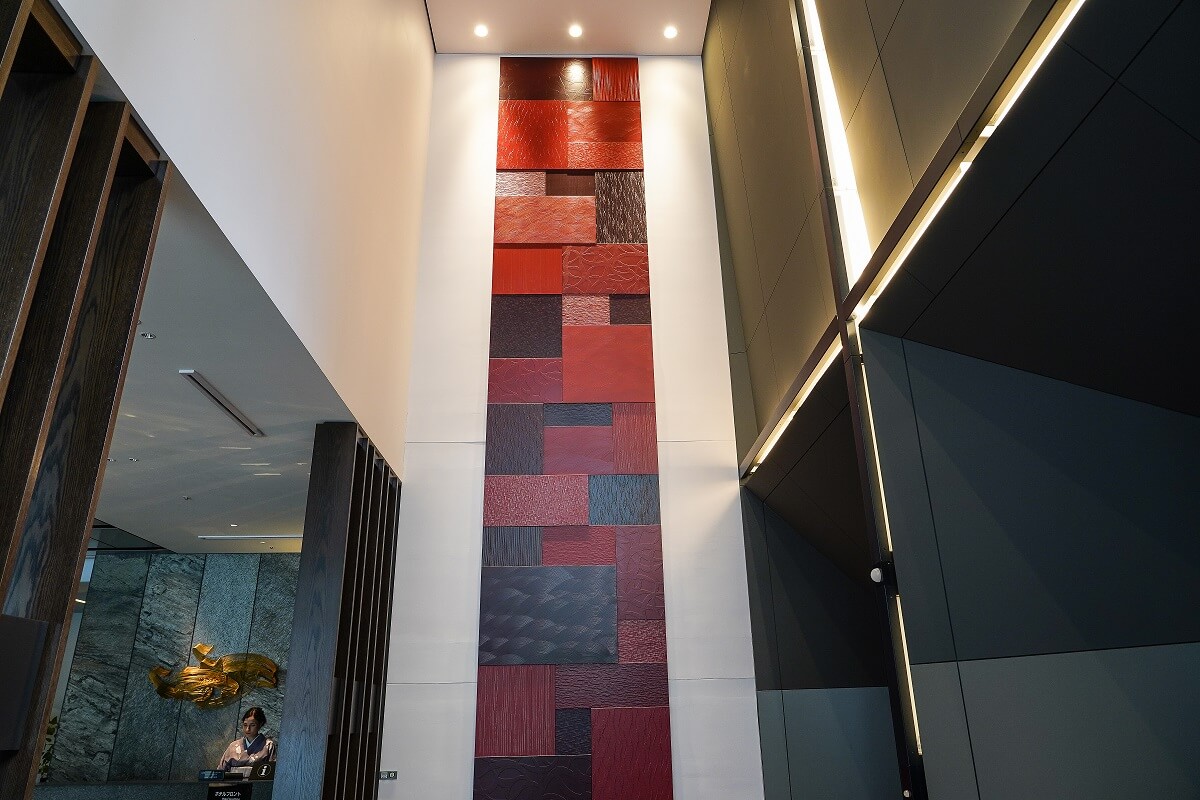 日本橋川を表現した漆のアート「水綴−日本橋」（東端唯氏）