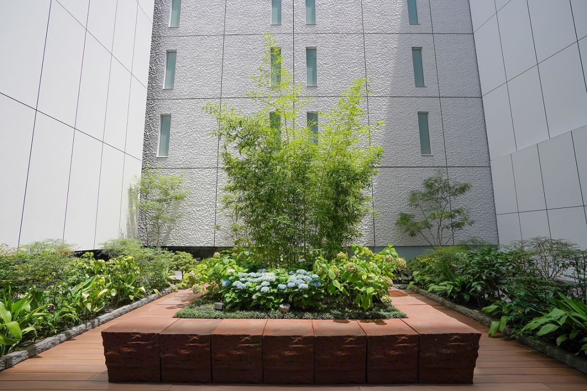 ラウンジ横にある中庭は自由に利用できる