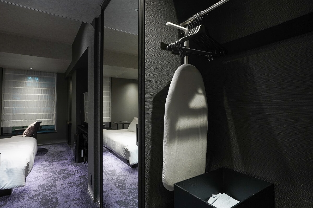 ミラー付きのスライドドアを開けるとクローゼットが 