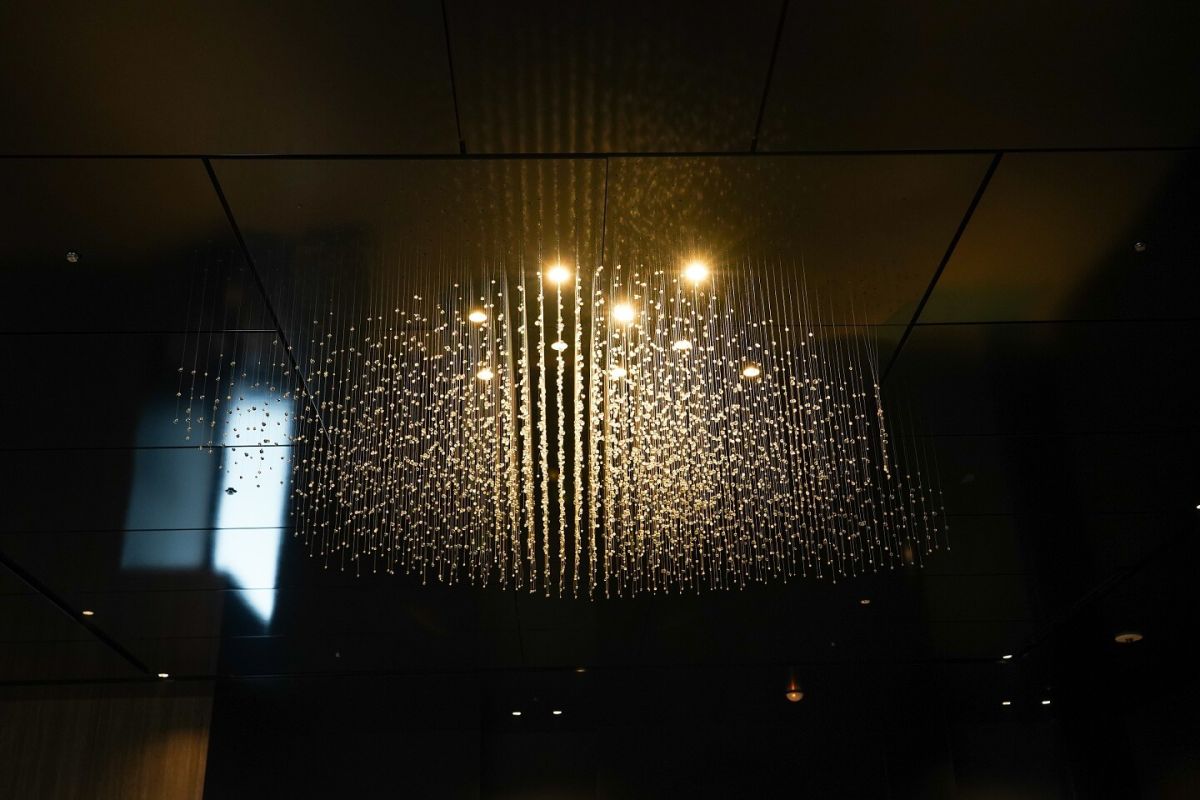 日本橋川の水が雲、そして雨になっていく様子を表現したアート「A glowing cloud」（今村知佐氏） 