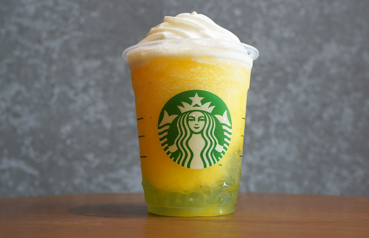 「サンシャイン パイン フラペチーノ®」Tallサイズのみ、678円（持ち帰り）、690円（店内利用）