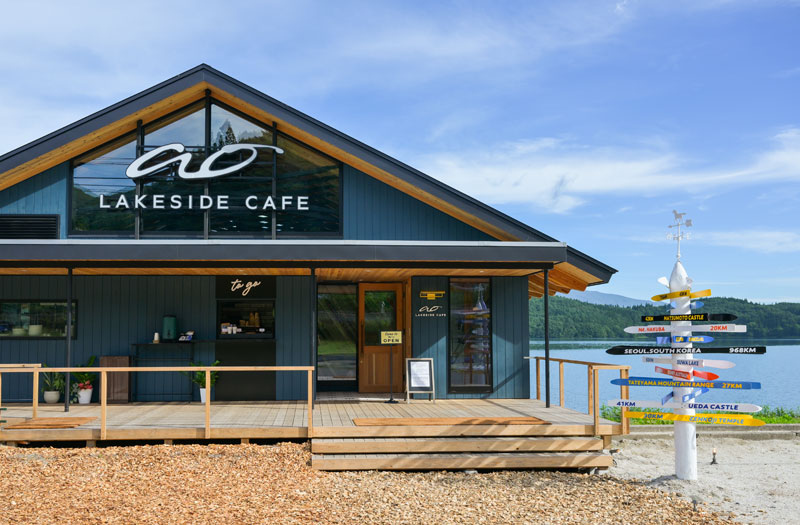 ネイビーの外壁に木目が映えるスタイリッシュな外観