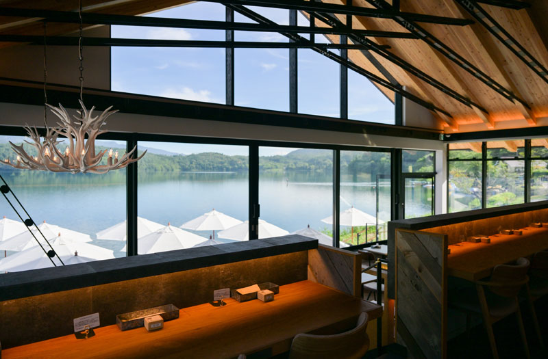 店舗を入って左側にあるカウンター席はコンセントが配置され、おひとりさまにも人気です