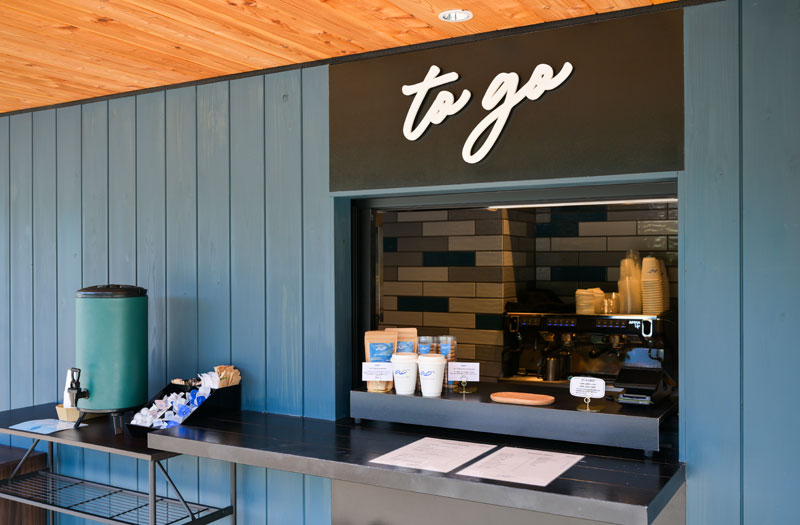 店舗入り口左手にあるテイクアウトカウンター